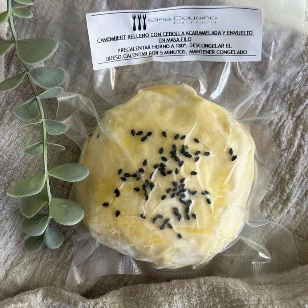 Queso camembert con cebolla caramelizada envuelta en crujiente masa filo. Ideal para un rico picoteo.