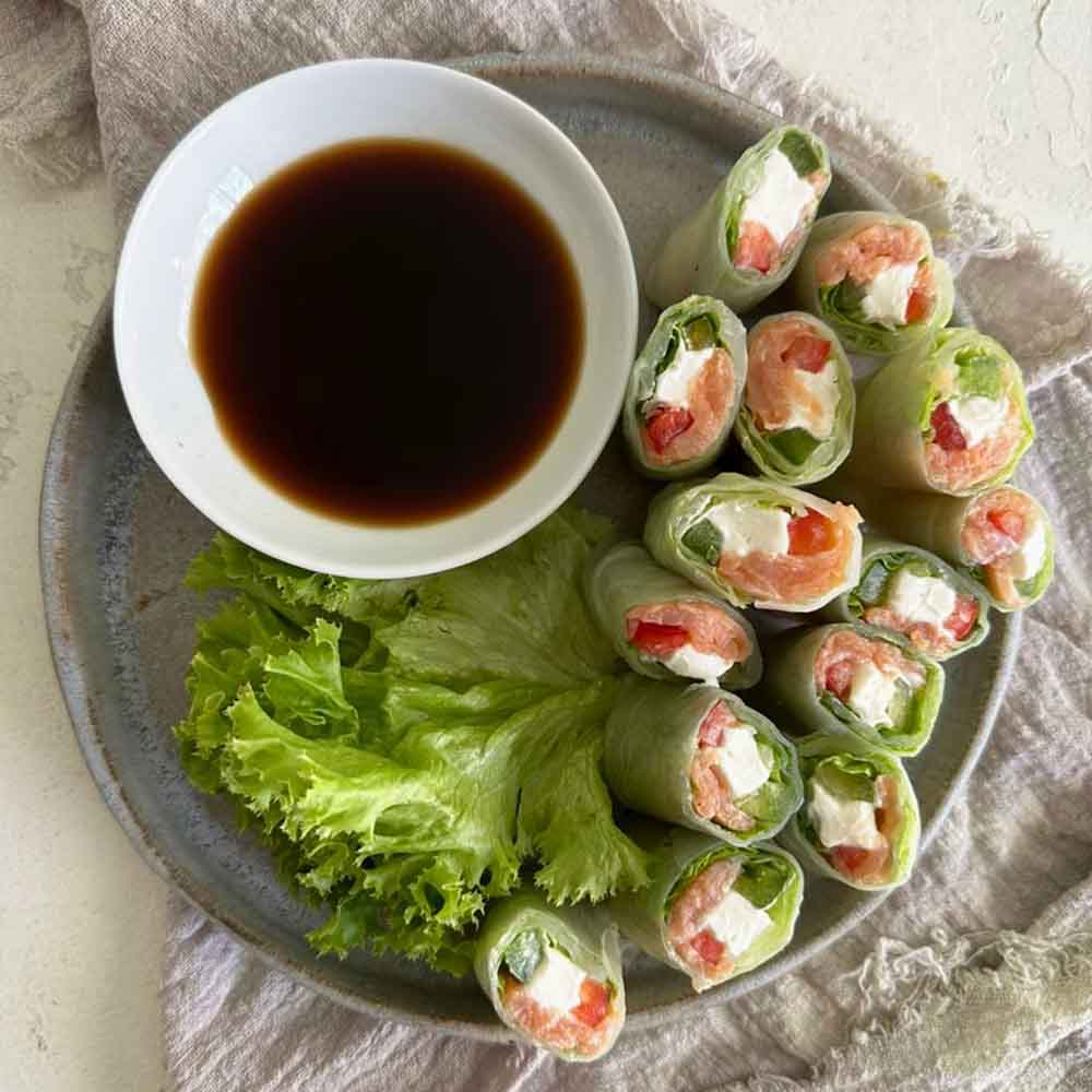 Rollitos papel de arroz con salmón ahumado